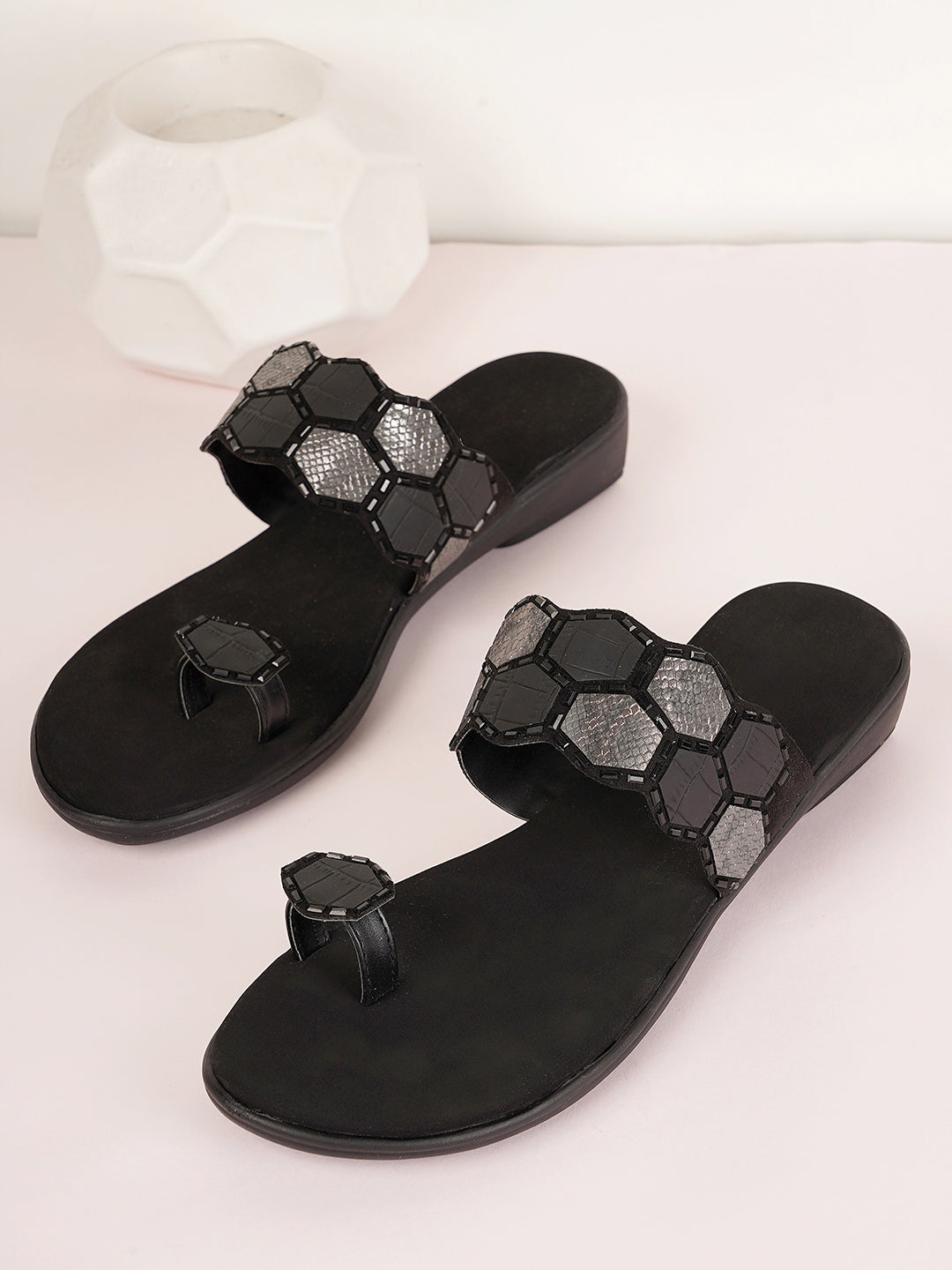 Style Shoes Black Textured One Toe Flats For Women and Girls