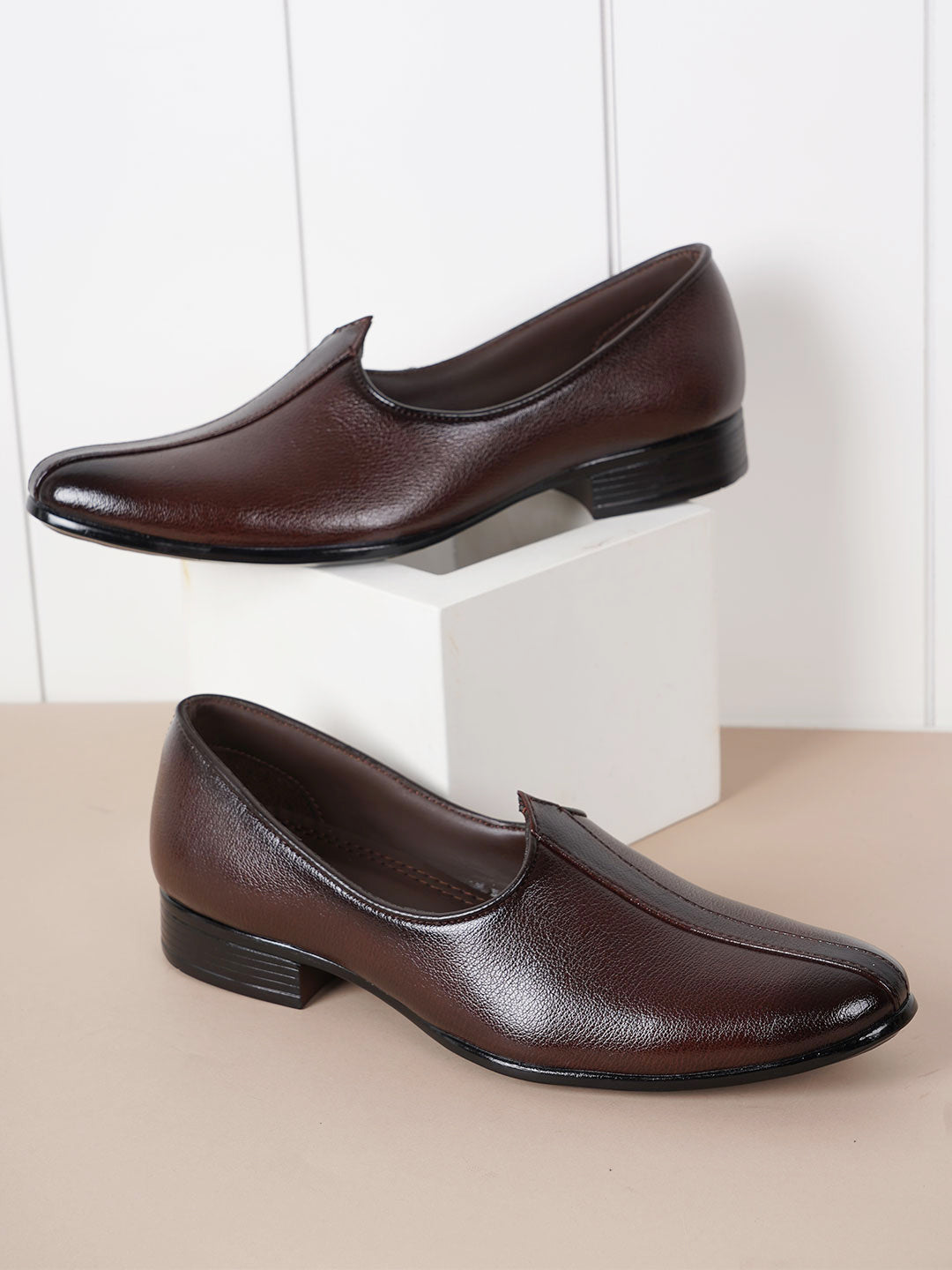 Men Brown Textured Lightweight Comfort Insole Mojaris